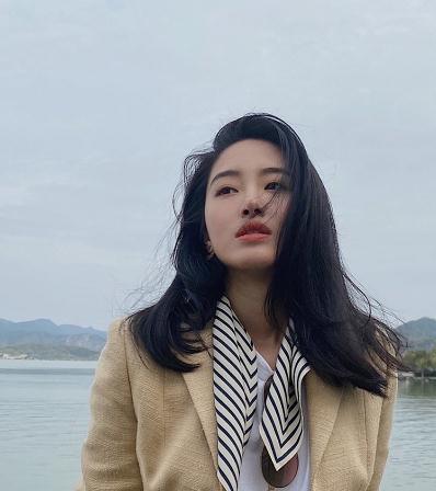 杨采钰气质女神范,一套米黄色的西装内搭白色t恤,干练时尚