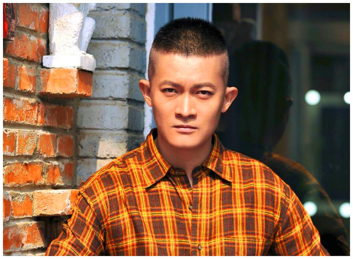 他哥哥是大导演,把他作为剧中男一号,这一切源于他小时候经历