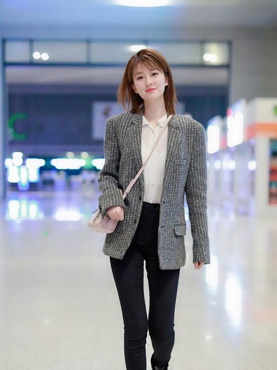 而且乔欣的街拍私服和日常穿搭也是非常在线,最近几次的机场造型都