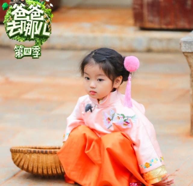 阿拉蕾与妹妹拍大片,脸色憔悴笑容僵硬,妹妹反倒很出彩