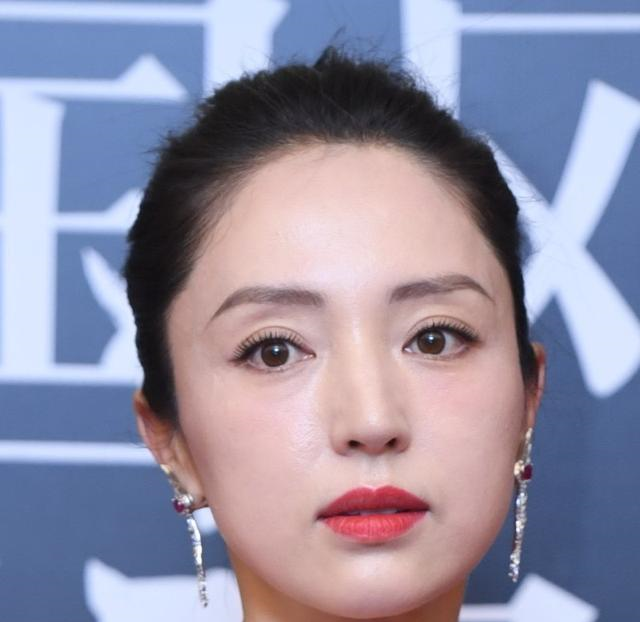 董璇气对真不是吹的连蝙蝠裙也能完美驾驭