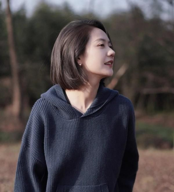 短发适合的衣服搭配秋季（短发适合的衣服搭配）