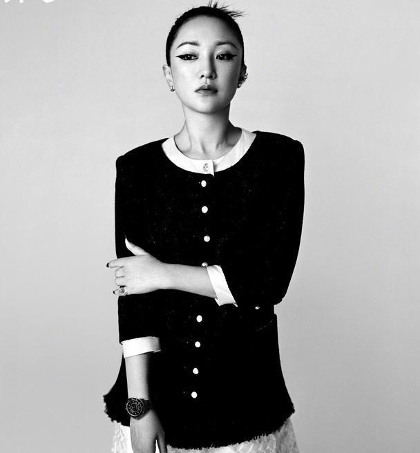 周迅霸气依旧黑白时尚大片高级优雅网友女神气场十足