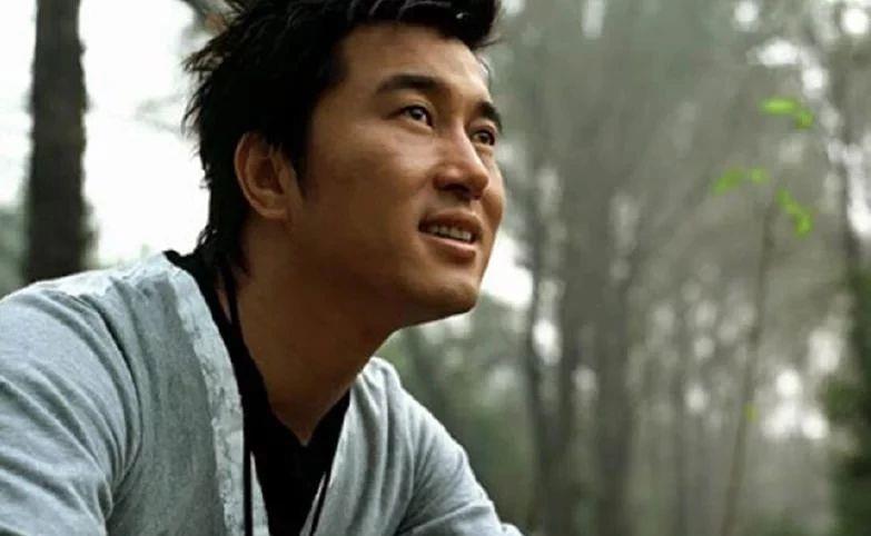 48岁满文军满头白发,与二婚妻子双双入狱,从天王巨星沦为路人