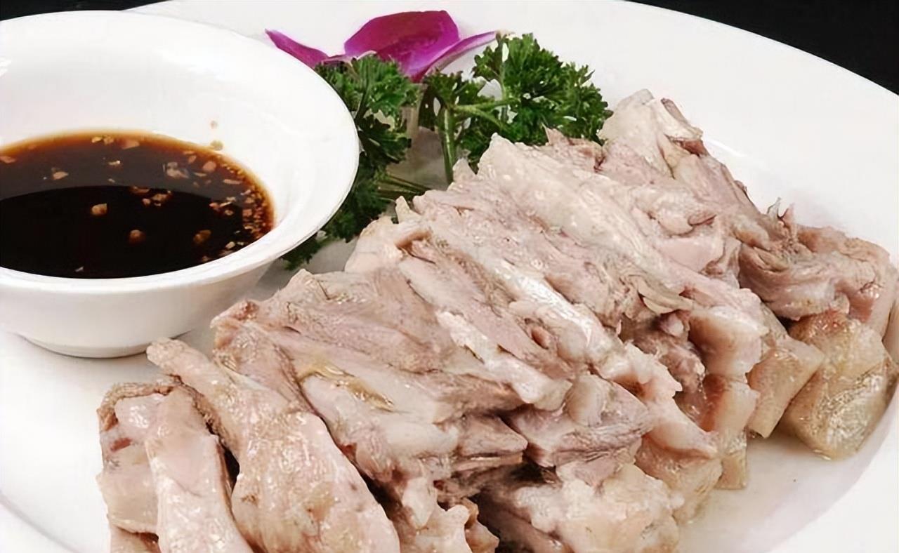 很多内地人问我,新疆的羊肉是用手抓着吃的吗?