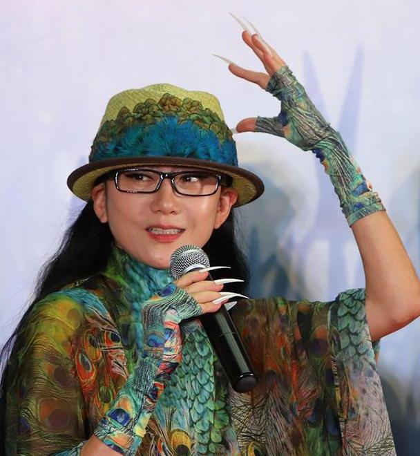 杨丽萍气质不一般穿孔雀裙美得太脱俗61岁皮肤紧致不输少女