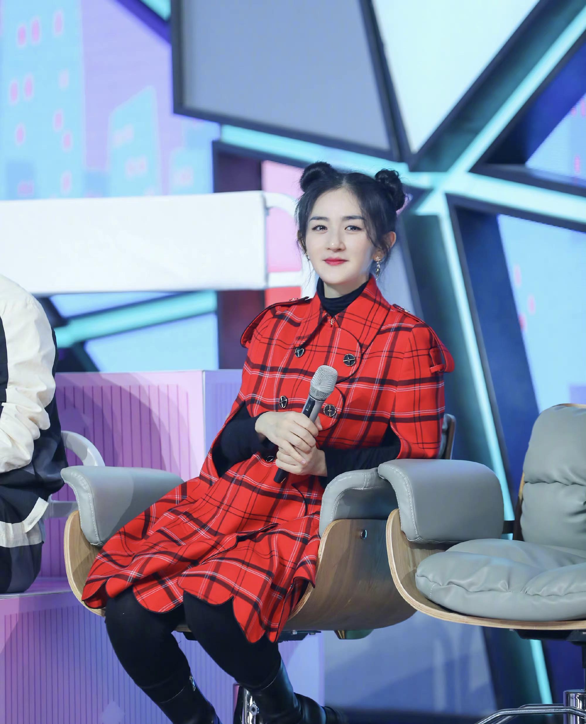 谢娜穿红色格纹披风,双丸子头活泼减龄,宽松服装难掩孕肚