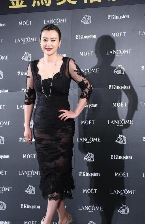 郝蕾是真"贵气",穿黑色蕾丝连衣裙出席活动,"贵妇范"十足