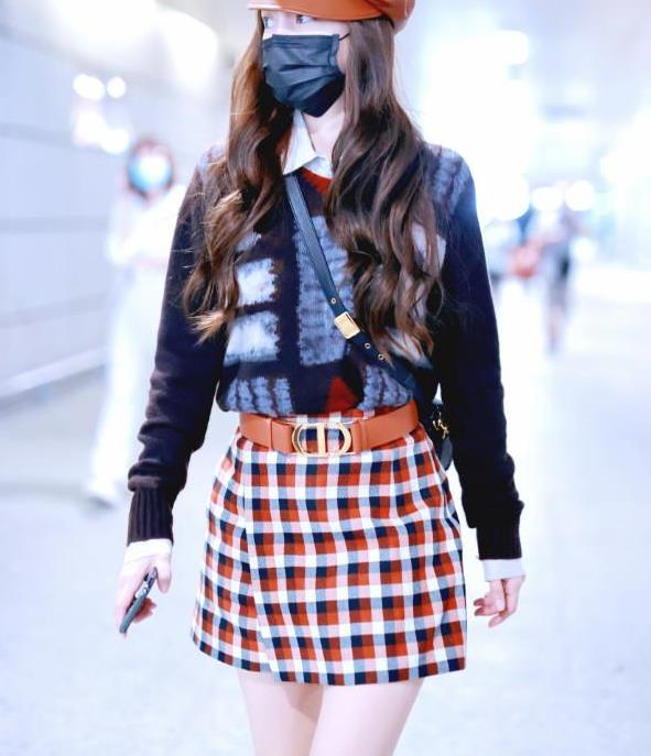 baby为扮嫩穿jk裙,看她秀出"初恋腿"后:替黄晓明心动了