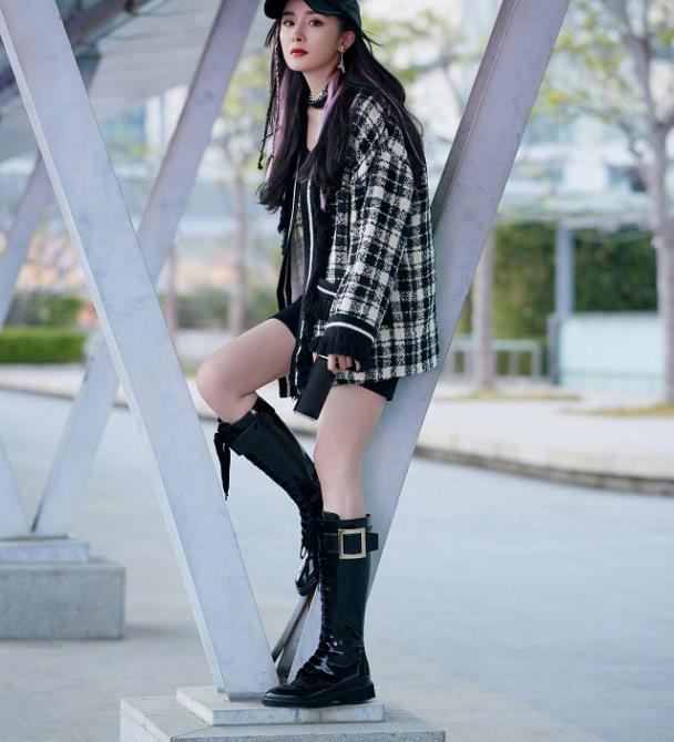 杨幂的腿有多直穿加长马丁靴现身这腿型过于完美