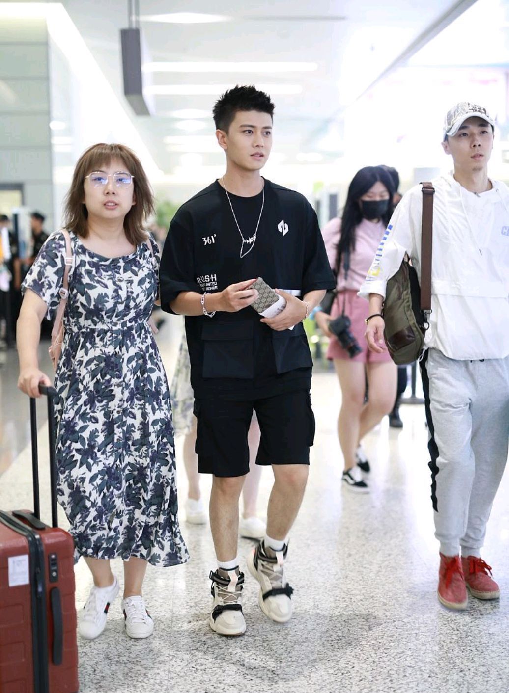 任嘉伦:机场偶遇最a的发型