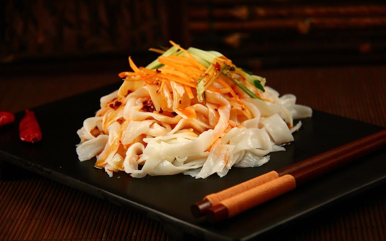 麻酱凉皮在家里也可以制作了做法非常简单口感十分劲道