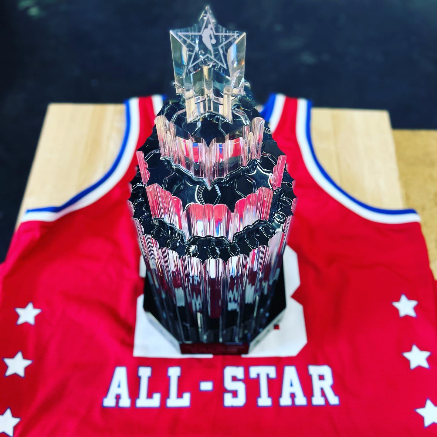 近距离观赏"科比全明星mvp奖杯",58颗星,星星夺目,这是科比一生|科比