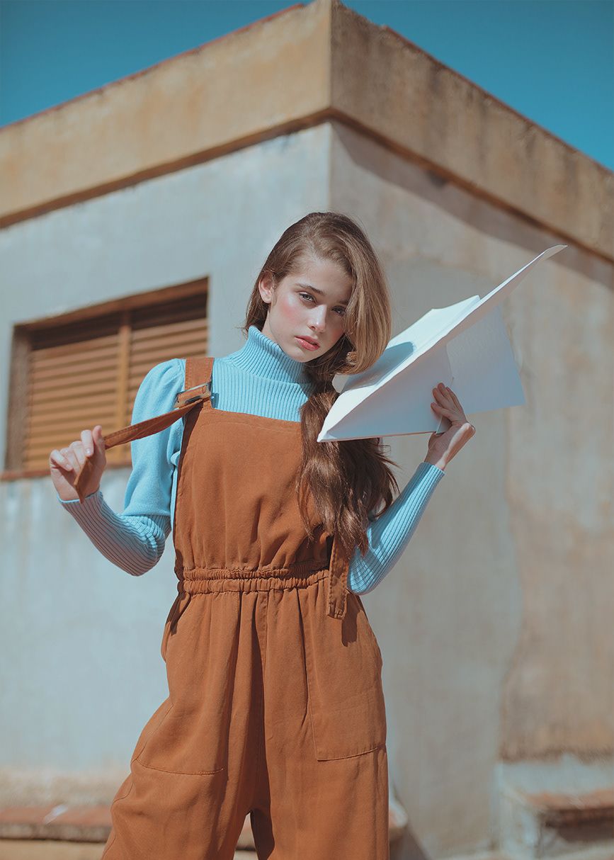 玩纸飞机的柔弱女孩