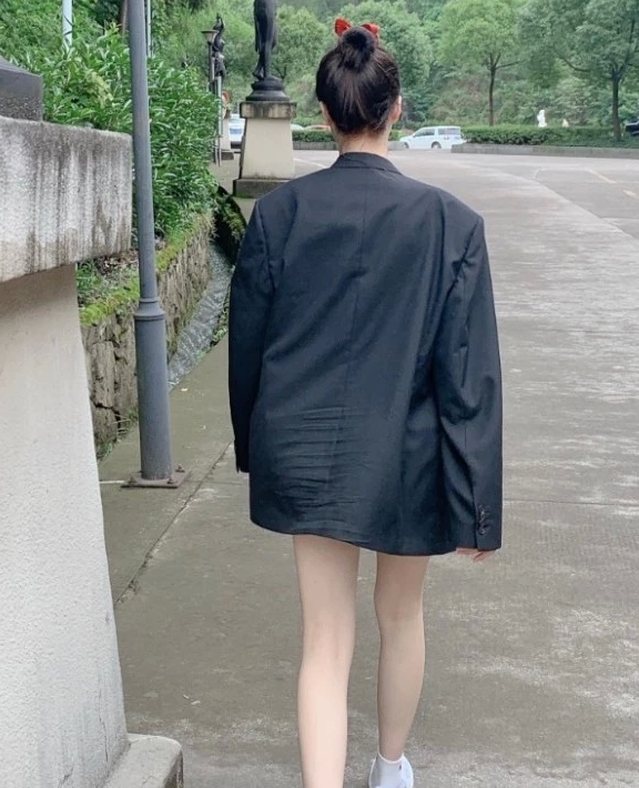 1米76的"宋相思"赵尧珂,为秀长腿豁出去,裙子还没西装长!