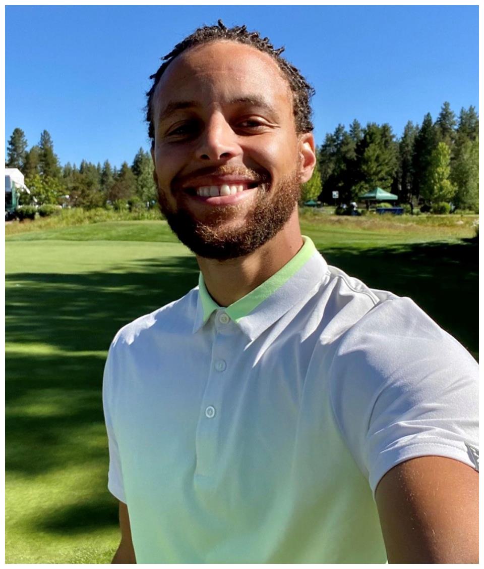 32岁库里晒自拍,皮肤变黑发型抢眼,萌神形象一去不返