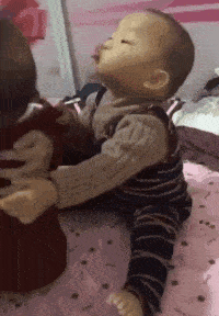 我问爸爸照片中站在他旁边的那位年轻叔叔是谁？他说那是你妈！休闲区蓝鸢梦想 - Www.slyday.coM