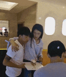 我问爸爸照片中站在他旁边的那位年轻叔叔是谁？他说那是你妈！休闲区蓝鸢梦想 - Www.slyday.coM