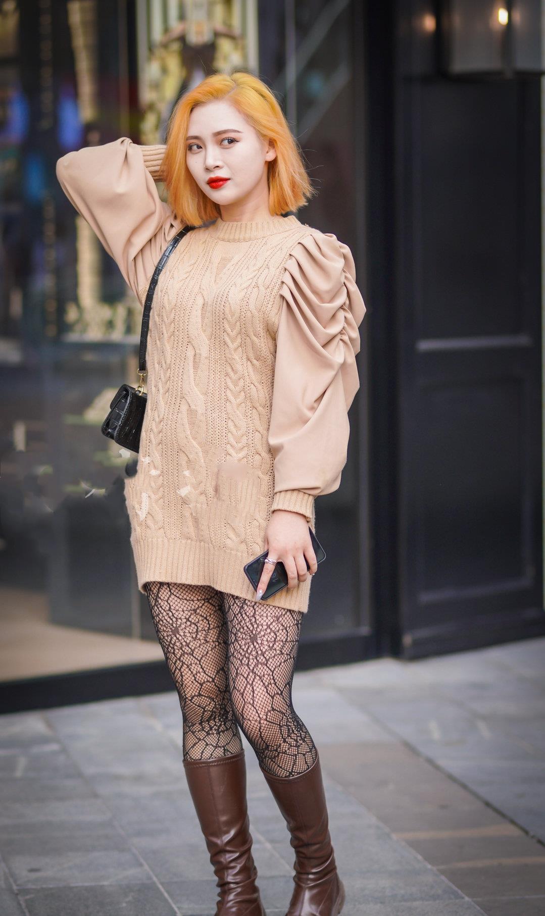 卡其色毛衣,搭配高筒马靴 丝袜,凸显青春活力之美