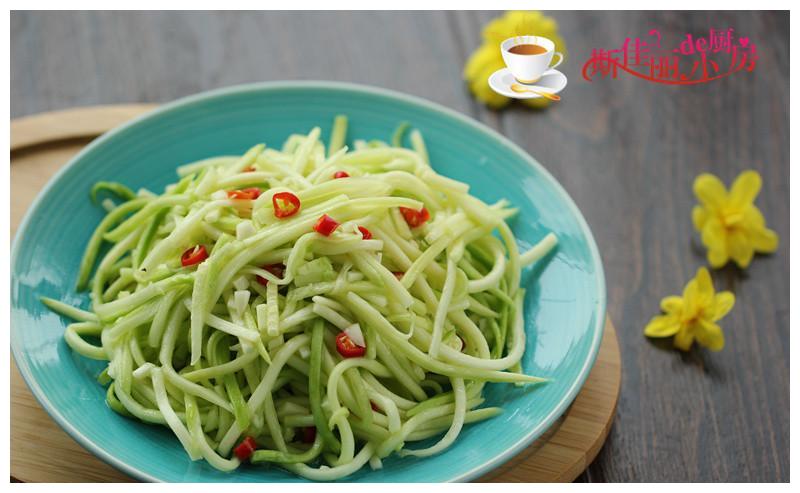 原料: 西葫芦 红椒 蒜末 芥末油 白醋 制作:1. 准备好食材; 2.