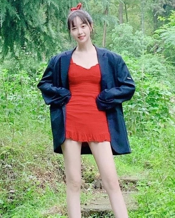 1米76的"宋相思"赵尧珂,为秀长腿豁出去,裙子还没西装长!