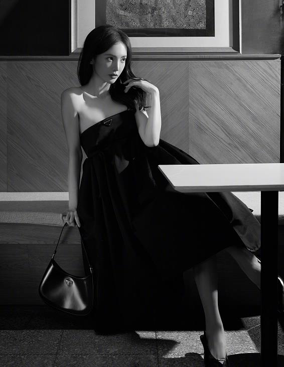 金晨为显腿长,脚绷成直的往前伸,看清坐姿,我都替她累得慌