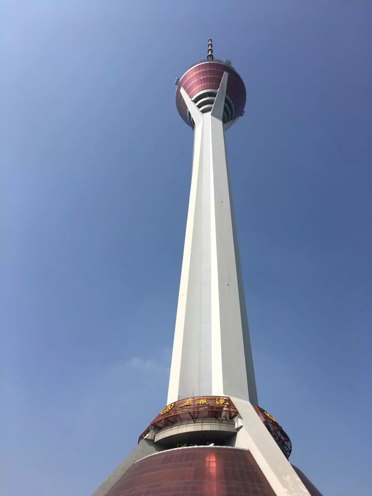 四川最具代表性的一座电视塔,高339米,有218米室外观光层