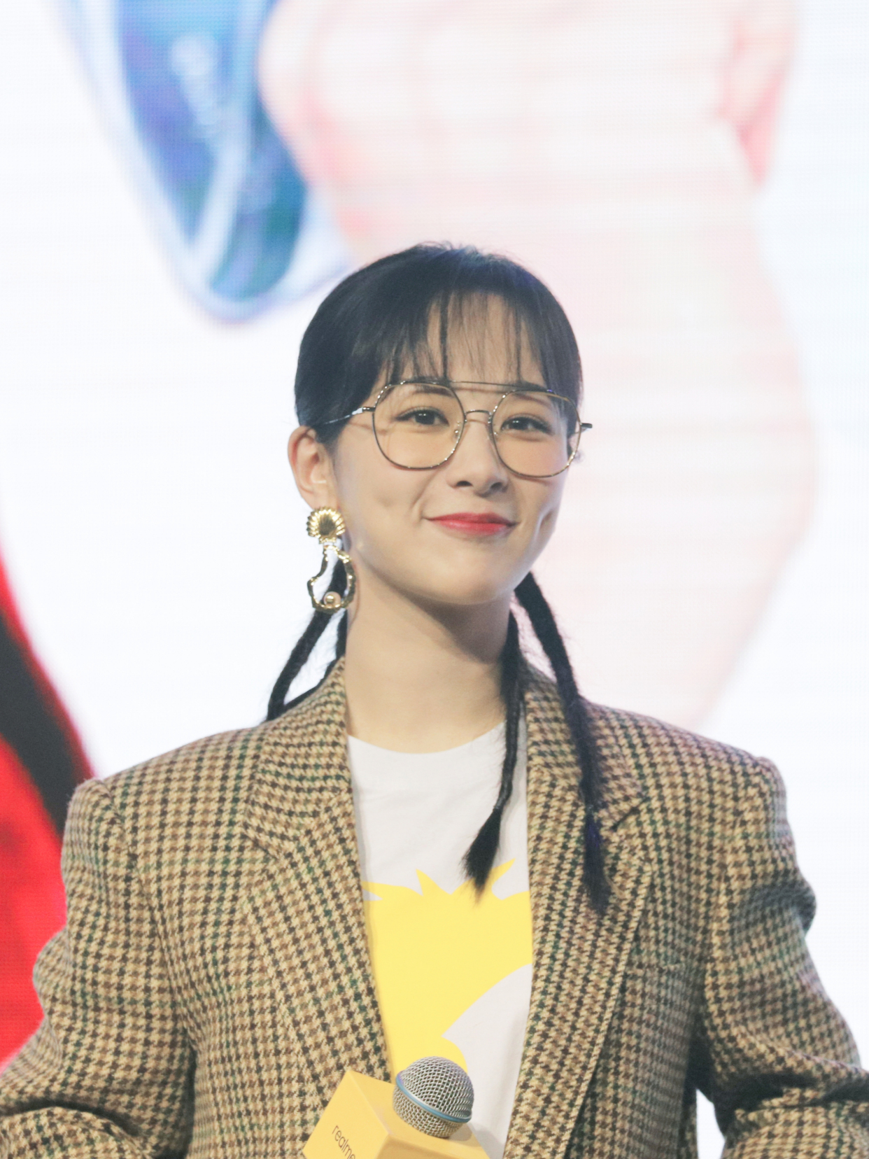 杨紫新造型上线格子西装搭配金边眼镜改走酷帅风