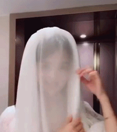 我问爸爸照片中站在他旁边的那位年轻叔叔是谁？他说那是你妈！休闲区蓝鸢梦想 - Www.slyday.coM