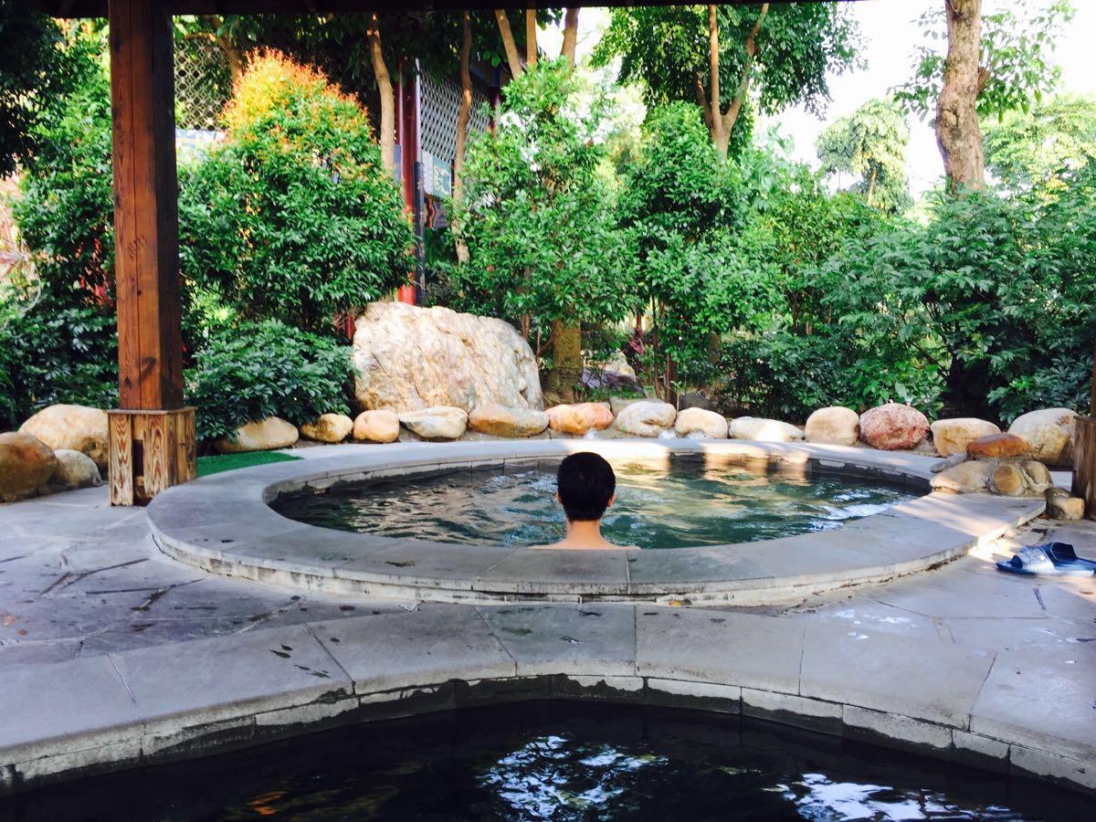 探访三水芦苞温泉度假村,体验多种风格的露天温泉,环境优雅