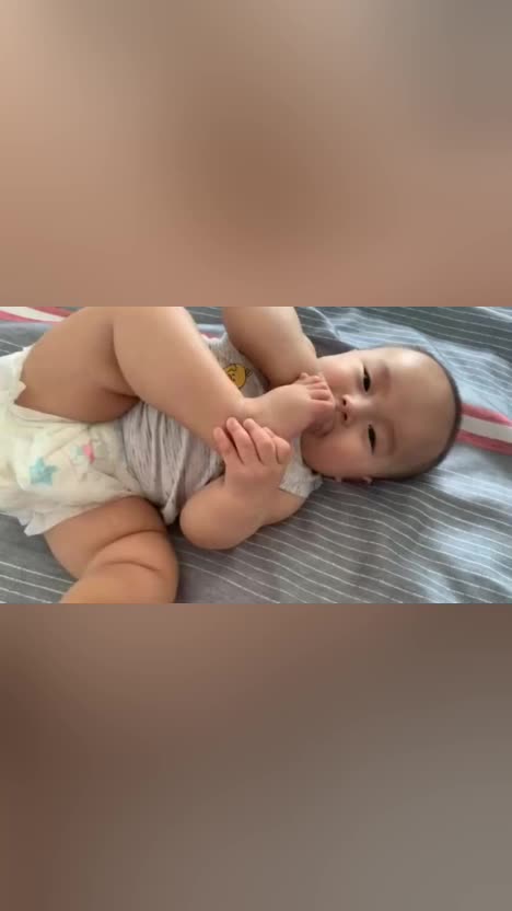 小宝宝吃脚的样子好可爱这肉嘟嘟的模样太萌了简直萌翻了