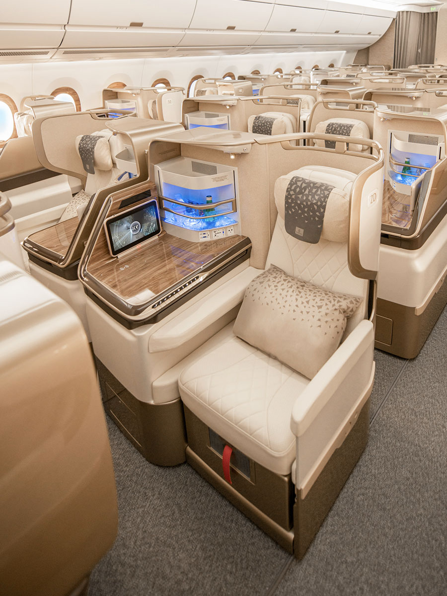 阿联酋航空a350,座舱有商务舱,豪华经济舱和经济舱三种