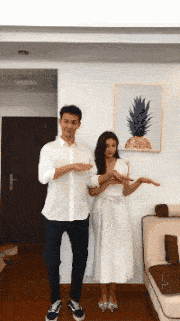 我问爸爸照片中站在他旁边的那位年轻叔叔是谁？他说那是你妈！休闲区蓝鸢梦想 - Www.slyday.coM