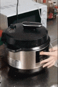 我问爸爸照片中站在他旁边的那位年轻叔叔是谁？他说那是你妈！休闲区蓝鸢梦想 - Www.slyday.coM