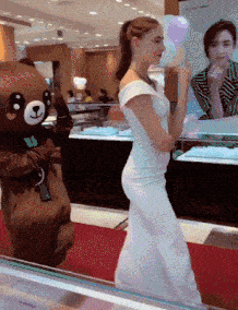 我问爸爸照片中站在他旁边的那位年轻叔叔是谁？他说那是你妈！休闲区蓝鸢梦想 - Www.slyday.coM