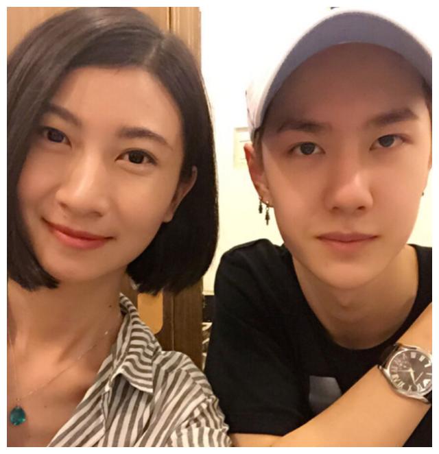 王一博家的颜值有多高?看到他姐姐的照片后,美得像"初恋"女神