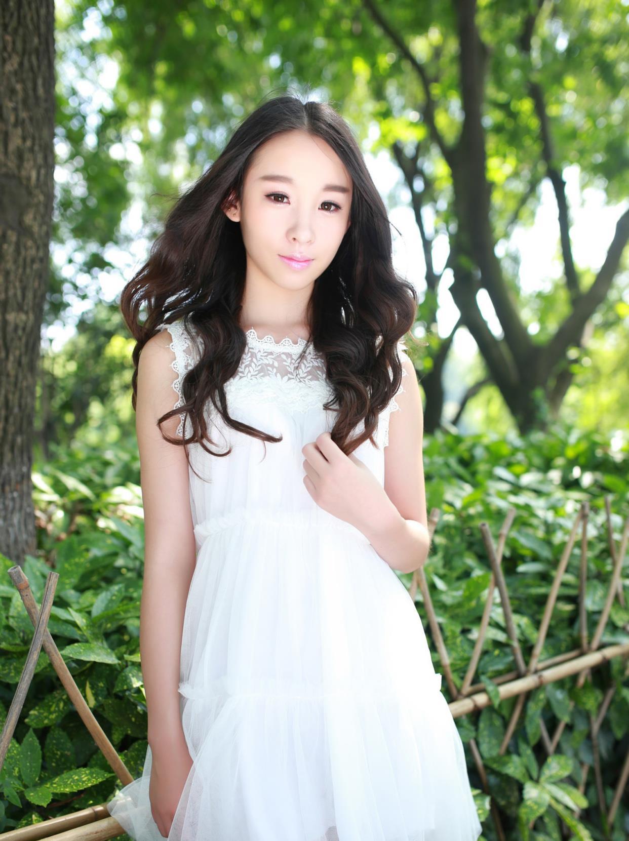 白色连衣裙让你秒变16岁花季少女_高清图集_新浪网