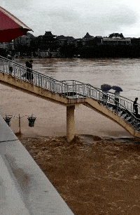 我问爸爸照片中站在他旁边的那位年轻叔叔是谁？他说那是你妈！休闲区蓝鸢梦想 - Www.slyday.coM