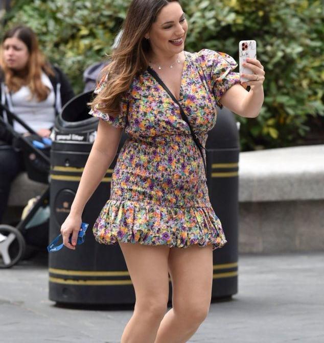 凯莉·布鲁克穿彩色小花朵裙清新减龄,街头自拍笑颜开怀