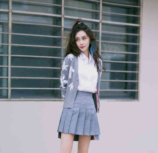 杨颖最新路透曝光jk制服满满青春感32岁美成初恋