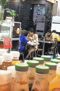 我问爸爸照片中站在他旁边的那位年轻叔叔是谁？他说那是你妈！休闲区蓝鸢梦想 - Www.slyday.coM