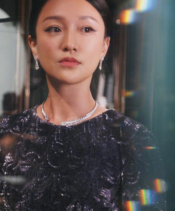 2/ 6这就是近日周迅晒出来的近照了,其实从周迅的自拍照来说根本就没