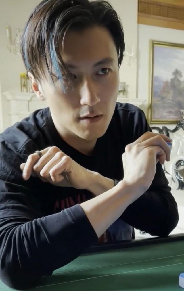 谢霆锋挑染发型好帅!打麻将摸牌连错显挫败,网友支招跟菲姐学习