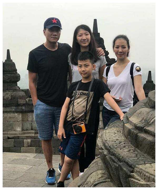 胡军一家四口聚餐其乐融融,12岁康康不苟言笑气质很沉稳__财经头条