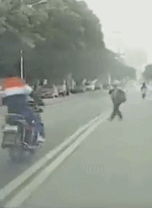 我问爸爸照片中站在他旁边的那位年轻叔叔是谁？他说那是你妈！休闲区蓝鸢梦想 - Www.slyday.coM