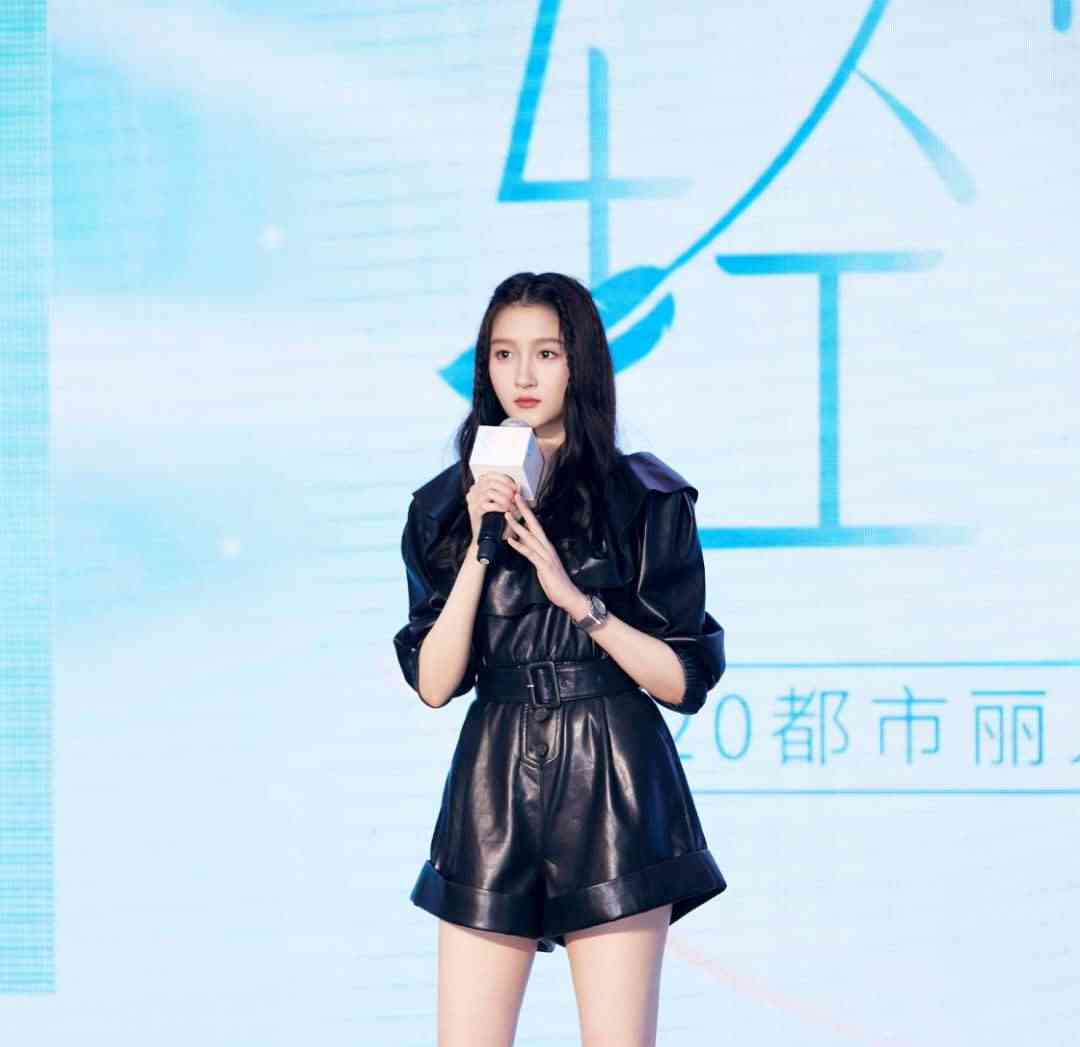 关晓彤一身连体皮短裤好抢眼又帅又酷又高级长腿真美