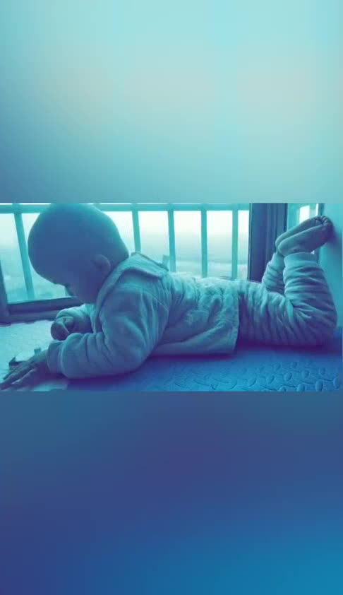 小宝宝趴在床上玩手机一副不良少年的样子小表情好逗啊