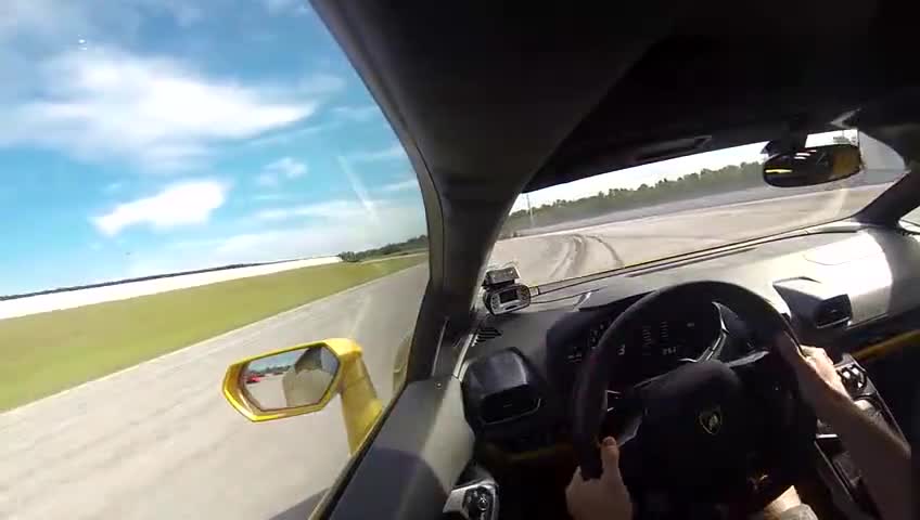 驾驶员第一视角带你感受一下兰博基尼超级跑车疾驰