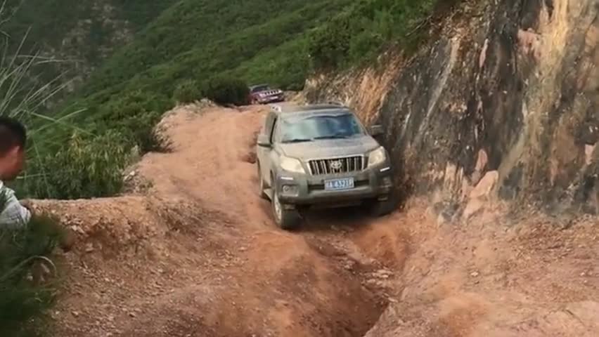 17 为您推荐: 司机忘记关天窗,一夜大雨后司机傻眼了,汽车直接变鱼缸