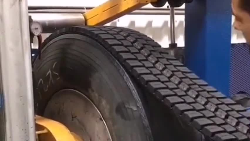 轮胎翻新处理,旧轮胎裹上新的外皮,这不是坑人吗!